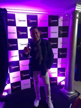 HOY MAS QUE NUNCA FELIZ DIA PARA TODOS QUERIDOS AMIGOS... EL ABRAZO ENORME DESDE "FROZZEN SITE" (MI CASA) . GRACIAS A CADA UNO DE USTEDES POR ELEGINOS PARA COMPARTIR SUS MOMENTOS DE FELICIDAD. ES UN PLACER PARA MI TENERLOS CADA NOCHE.
MUCHAS FELICIDADES PARA TODOS, LO MEJOR ESTE  Y TODOS LOS DIAS DE SUS VIDAS
SALUD.