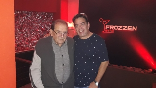En los 60 mi viejo tenia su propio salon de baile "American Hall" donde conocio a mi mamá, ahi junto con Antonio Barros (El Ventanero de Radio America) hicieron debutar a todo "El Club del Clan", entre otros reuniendo a miles de bailarines cada domingo.
Algunos años despues, ya sin el famoso "Club", la Historia se repite...
HORACIO ALONSO con 86 años a cuesta es sin dudas EL ABUELO de FROZZEN SITE.
Gracias Viejo por la sangre y la experiencia.